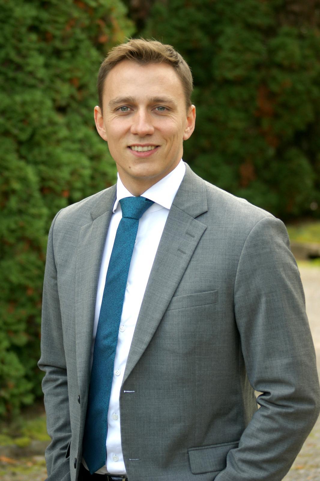 Dr.  Gustav Fredriksson